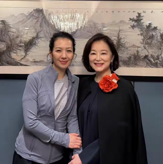 70岁的林青霞，竟然比52岁的卢芳还显年轻，胡军老婆和偶像合影了，她好开心啊！