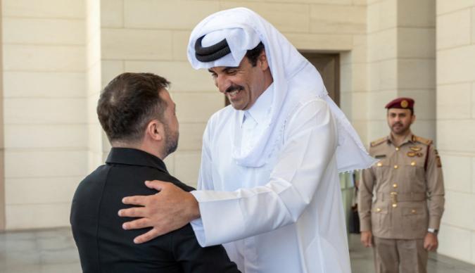 看着背影像是小泽，他在推销反无人机战术？