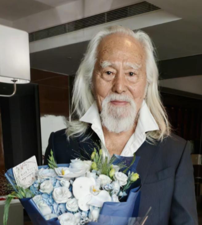 谁能相信王德顺已经 90 岁了！明明已是耄耋老人，状态却远超同龄人，一身精气神格