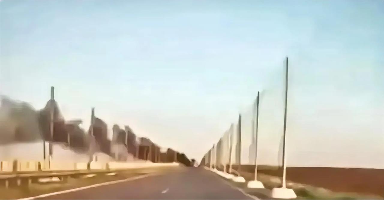 据乌克兰消息人士报道，赫尔松的乌军安装在路边的反无人机网被阵风吹破了，质量太差。