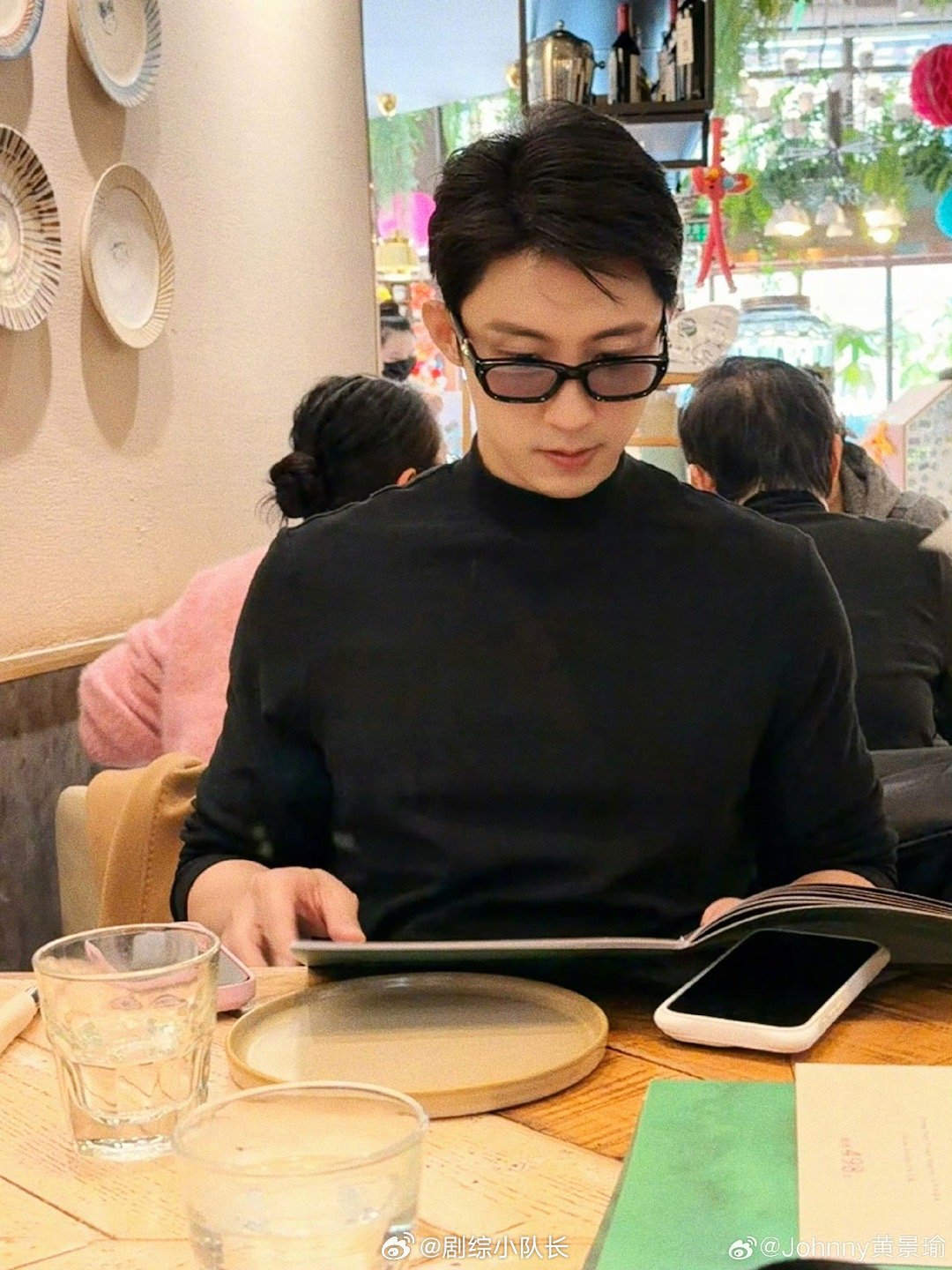 黄景瑜吃饼干先看热量表黄景瑜吃东西反差萌 刷到他吃饼干前先研究热量表，确实被戳到