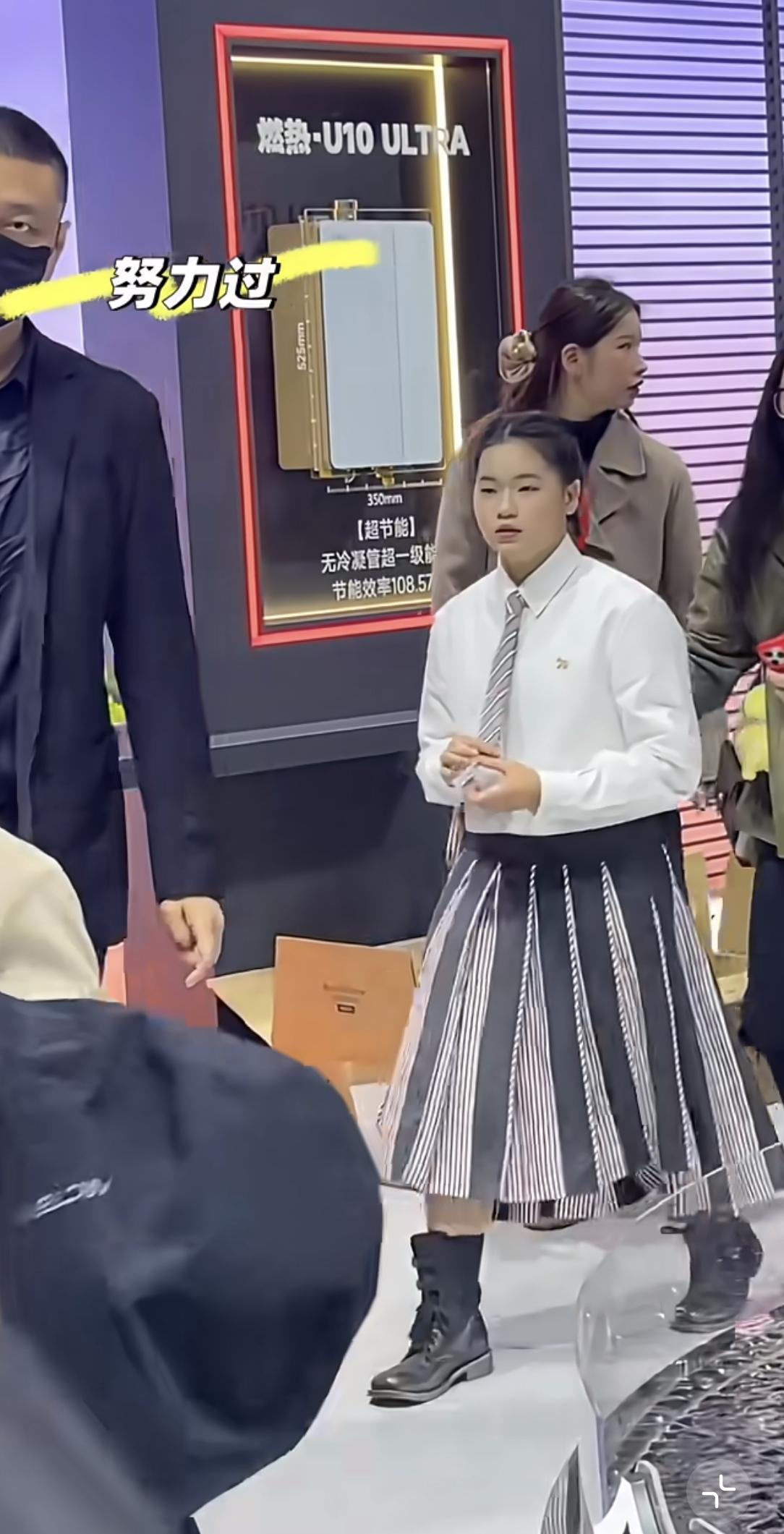 全红婵穿裙子了！很多人说她现在有点胖，但是在我的心中，她真优秀，无论什么以身份在