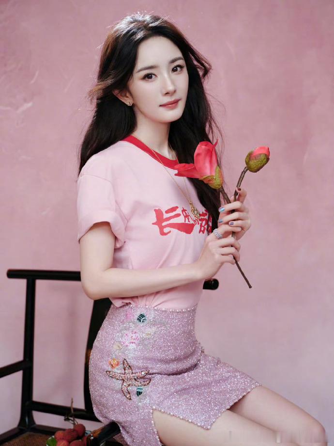 快来围观！杨幂现身荔枝路演，手捧木棉花，笑容灿烂。她的造型与电影元素完美融合，每