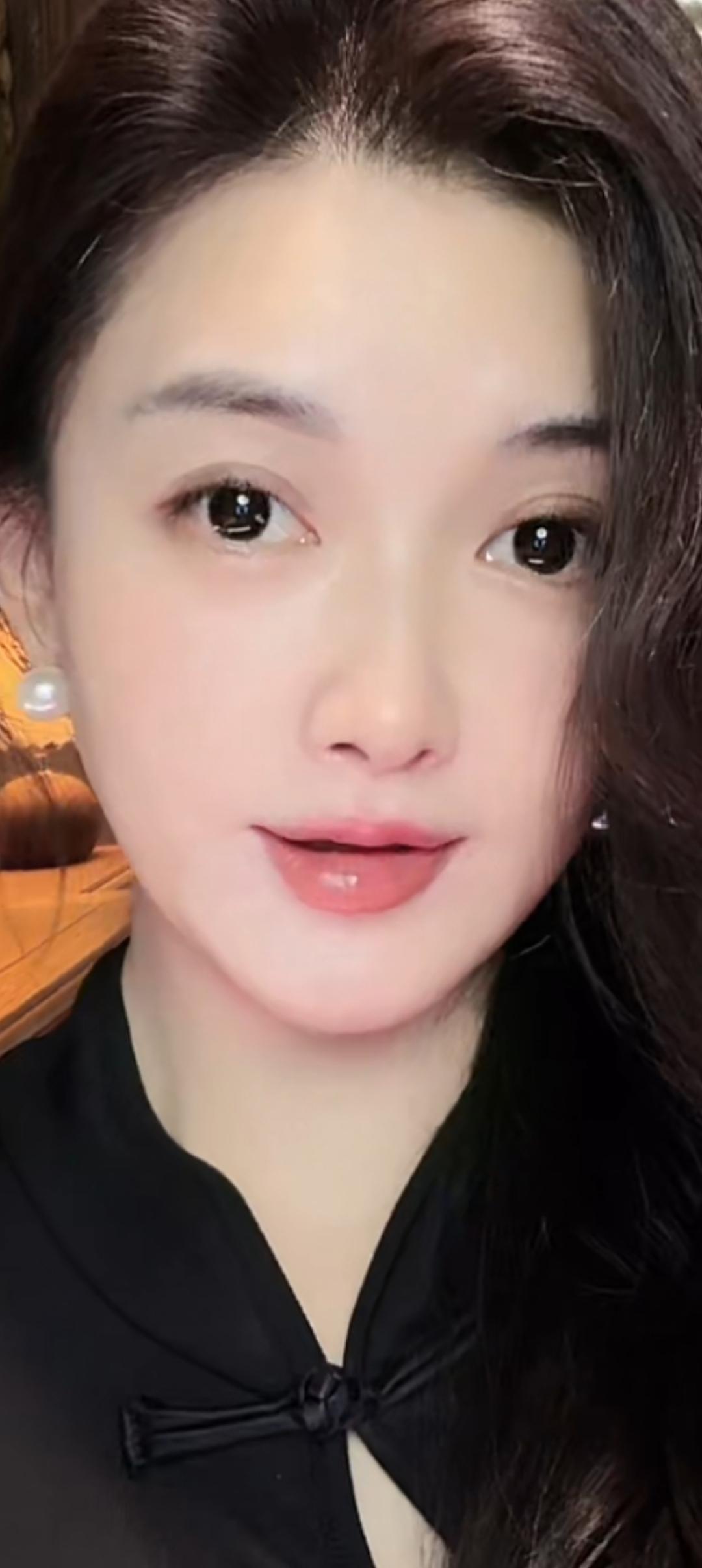 这位美女真漂亮，发型和妆容都很精致。