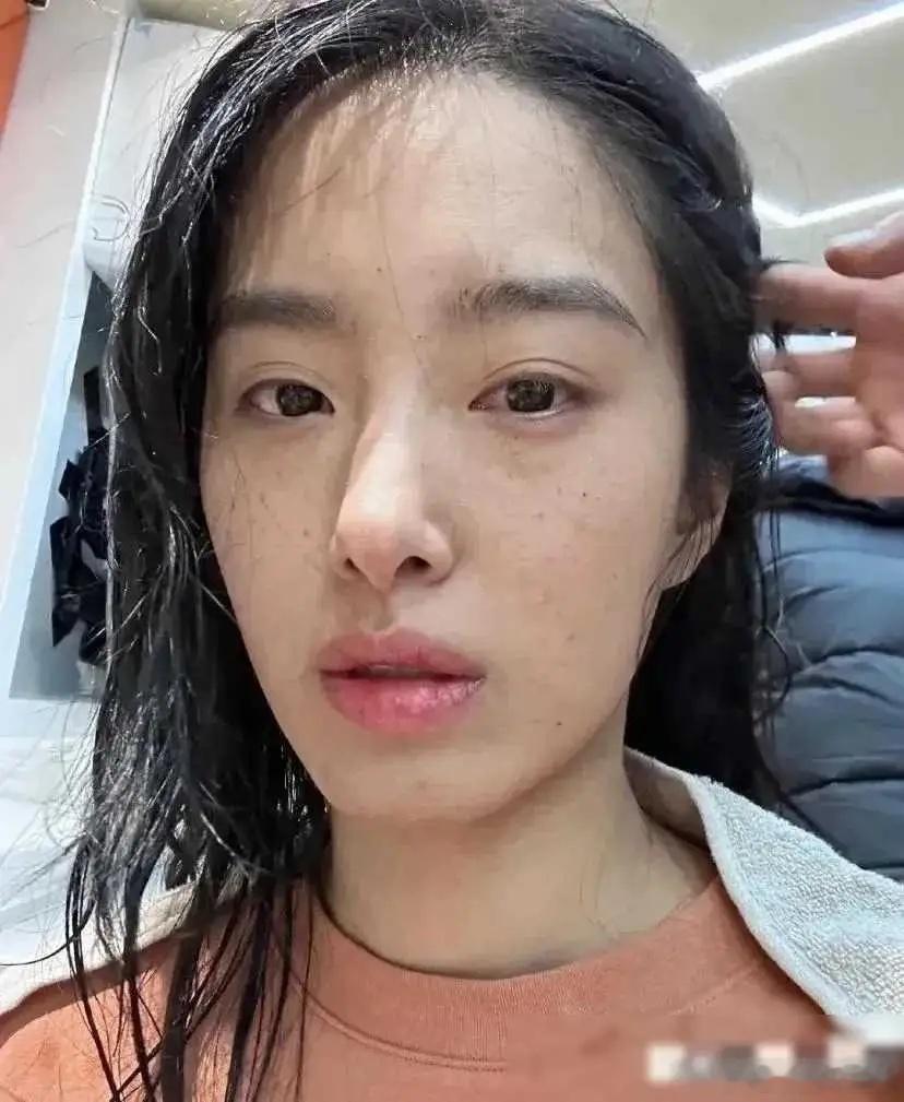 #杨采钰素颜状态#杨采钰太勇敢了满脸麻点子，这样的素颜好真实但是她的五官好优越，