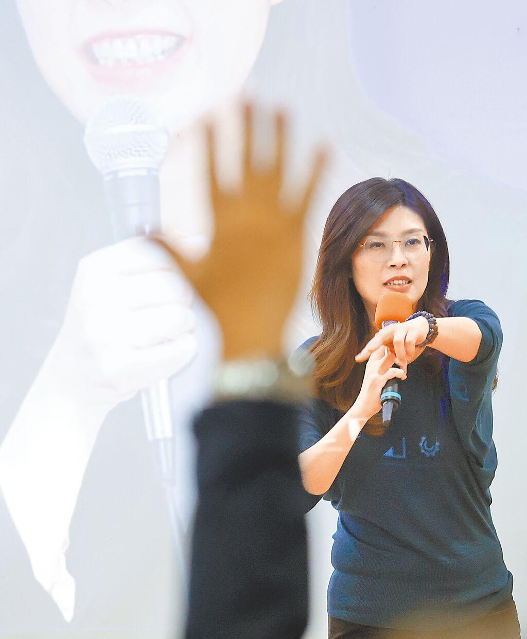 台湾青年支持郑丽文称"我是中国人"，副教授提问被驳斥后沉默，事件背后隐藏什么？