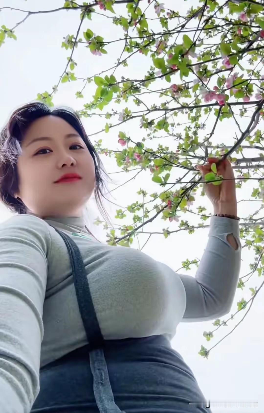 一个女人要想男人爱你
要想你的老公喜欢你宠你
其实你真的不需要太优秀
网上的毒鸡