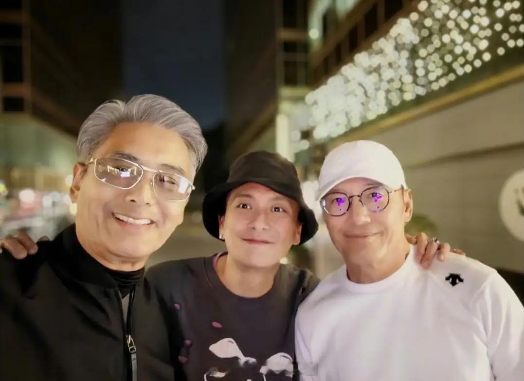 黄宗泽分享和周润发合影，70岁的发哥还是很精神滴！ 