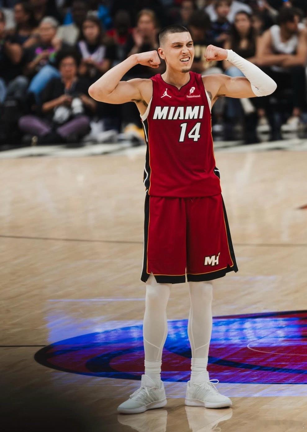 希罗复出后的4场比赛：22分3 篮板2 助攻53%投篮命中率24分4 篮板2 助