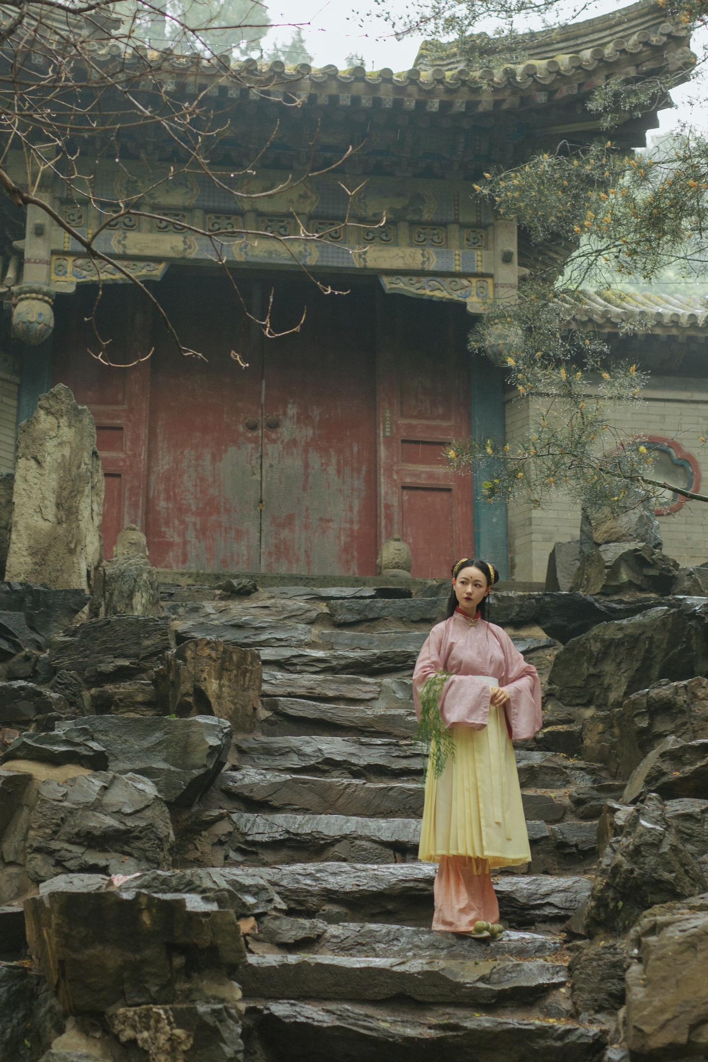 今日小雨｜在五庄观打工的那些日子。✨这套大明少女的层次感穿搭很有86版《西游记》里小仙童的感觉了。