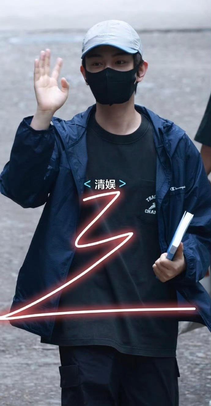 丁禹兮为光线副总刘同的新书宣传助力丁禹兮业务能打又踏实敬业，自律低调不搞事，人还