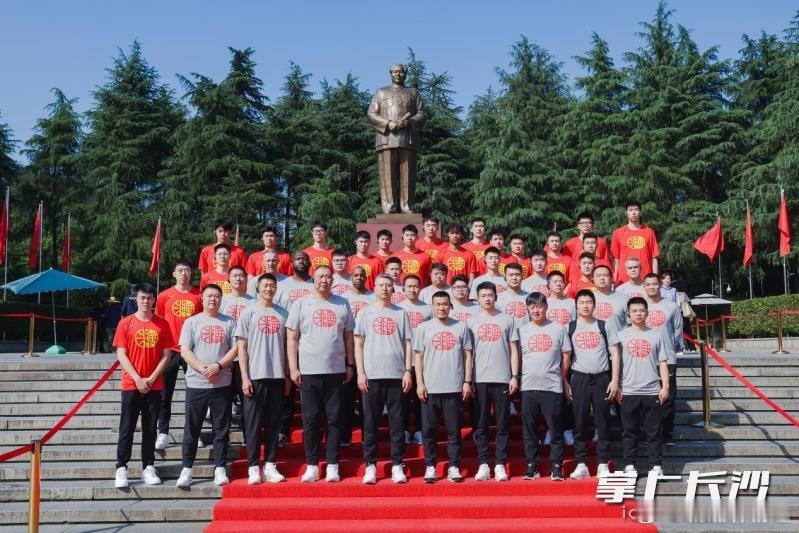 中国男篮今晚热身赛派出的阵容。后卫：赵继伟、胡明轩、高诗岩、程帅澎、李悦洲、廖三