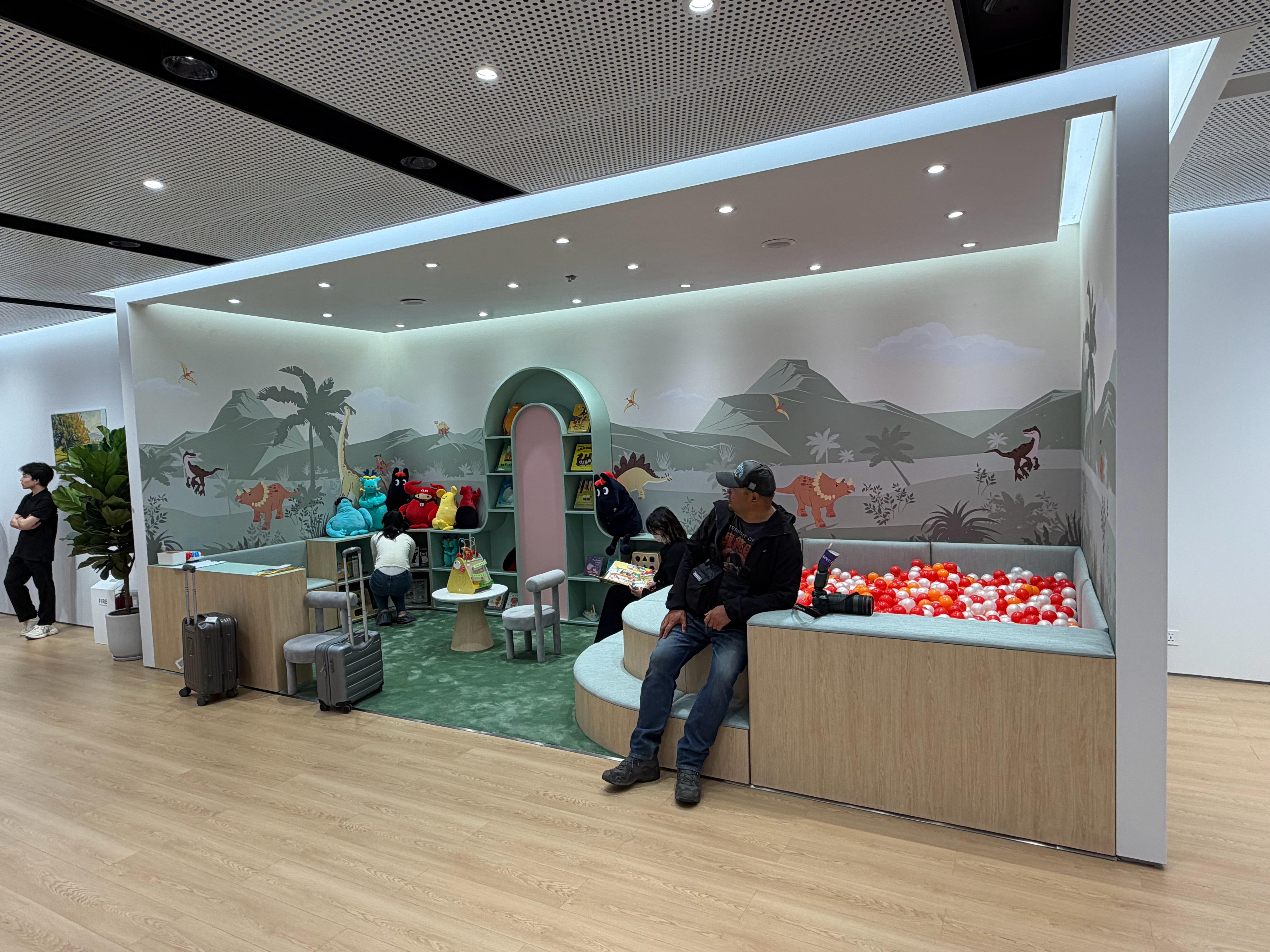 这次北京车展蔚来展台的用户休息室也太宽裕了，是一眼看不到头的那种，关键我还看到了