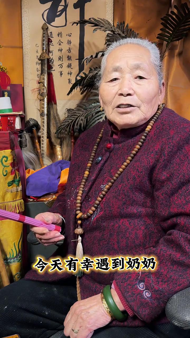 别动，你不用慌，也不用乱，奶奶都给你看过了。你本不该这么困难，却偏偏叫你经历了这