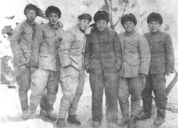 袁子钦(右三)在朝鲜战场。