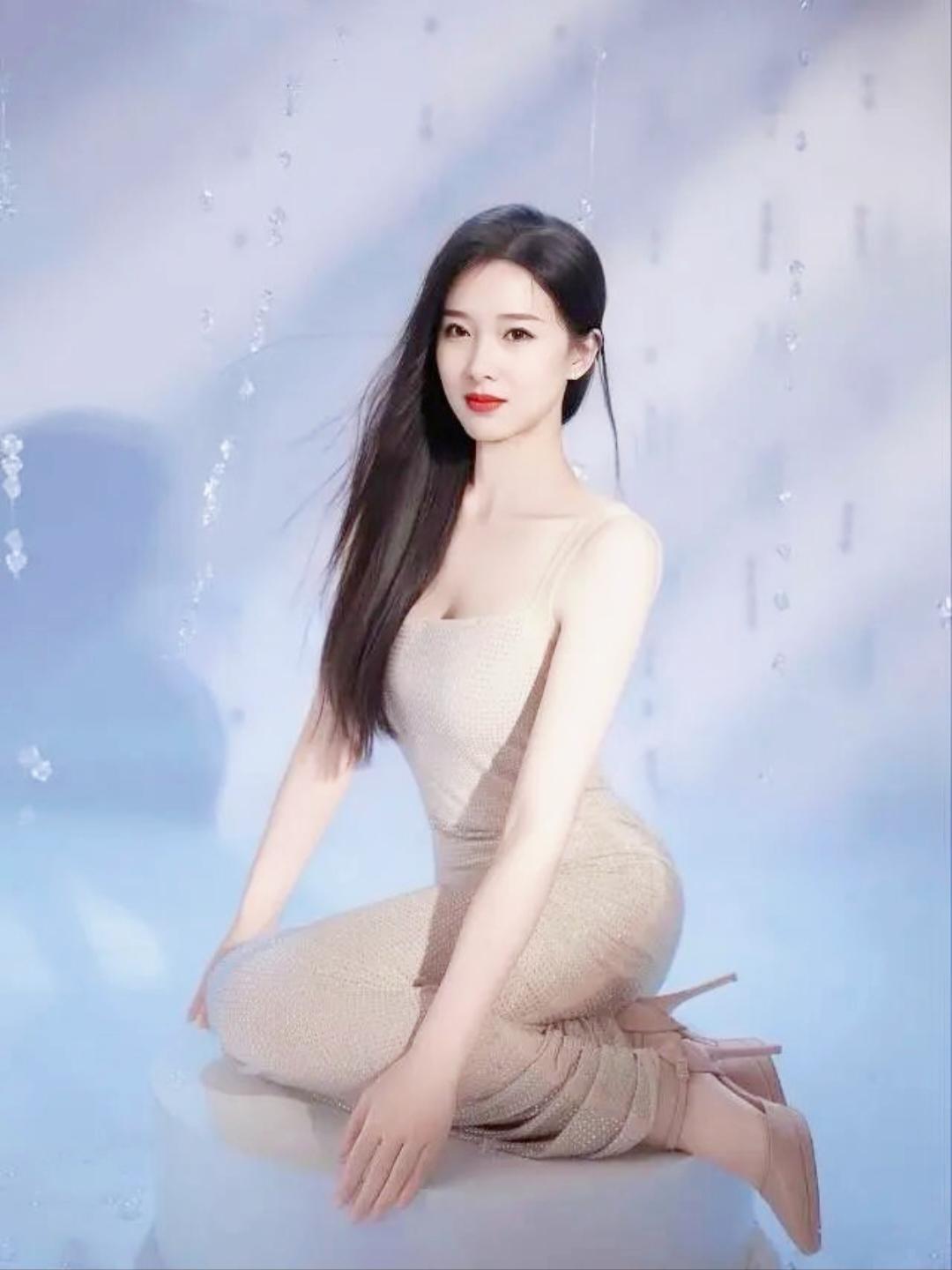 冰肌玉骨白月光，仙姿绰约天上来。气质美女