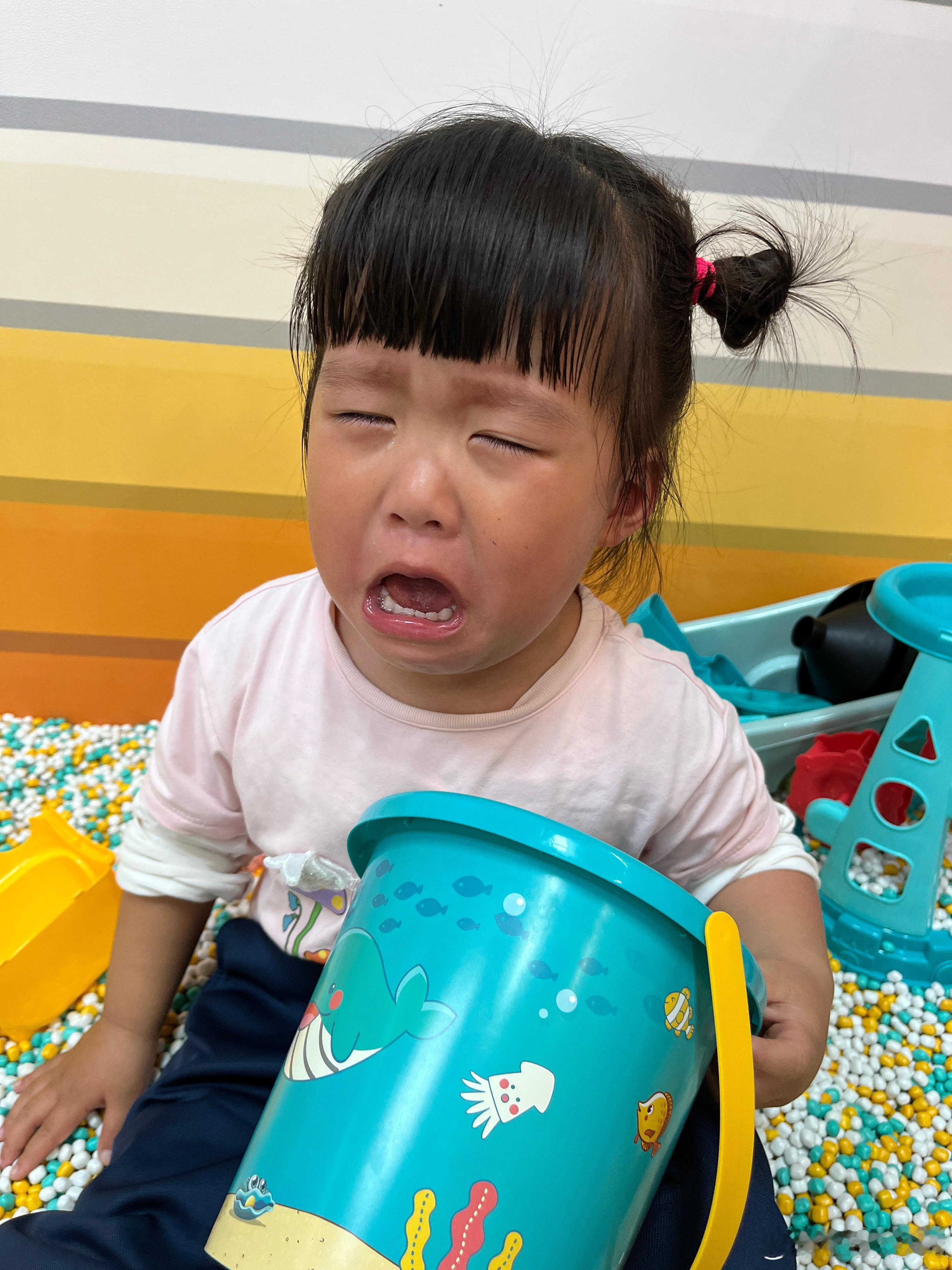 哭了，放学玩到现在还不肯走，绝不能办卡，我和她说，玩了这次，下次就不能玩。女儿问