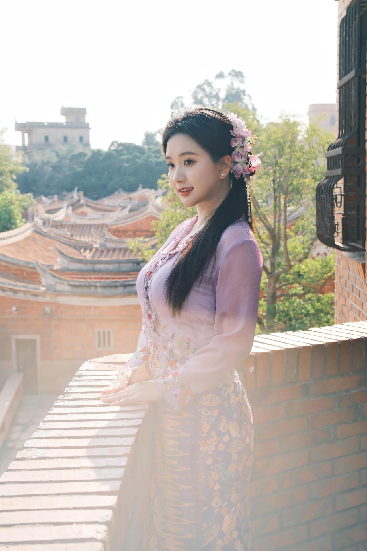 旧梦不须记，红砖古厝的韵味，把南洋风情的绮念吹得充满温柔。

紫调娘惹装缠上绣线