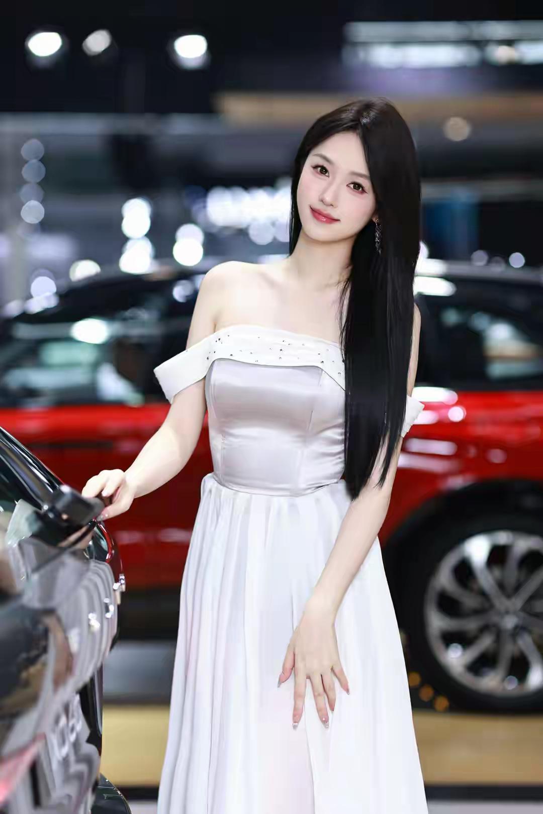 美女的魅力可真是难以估量。就说何赛飞，她美得让人不敢追，父亲离婚后为了她终身不娶