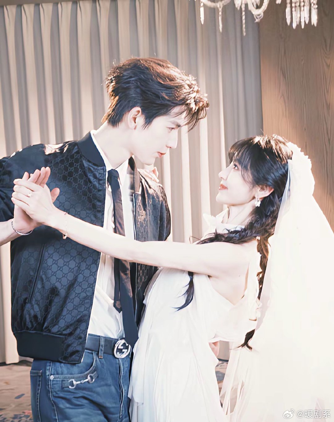 黄子韬和徐艺洋这狗粮撒得也太甜了！海边合照直接把人看酥了，黄子韬那身材，一看就是