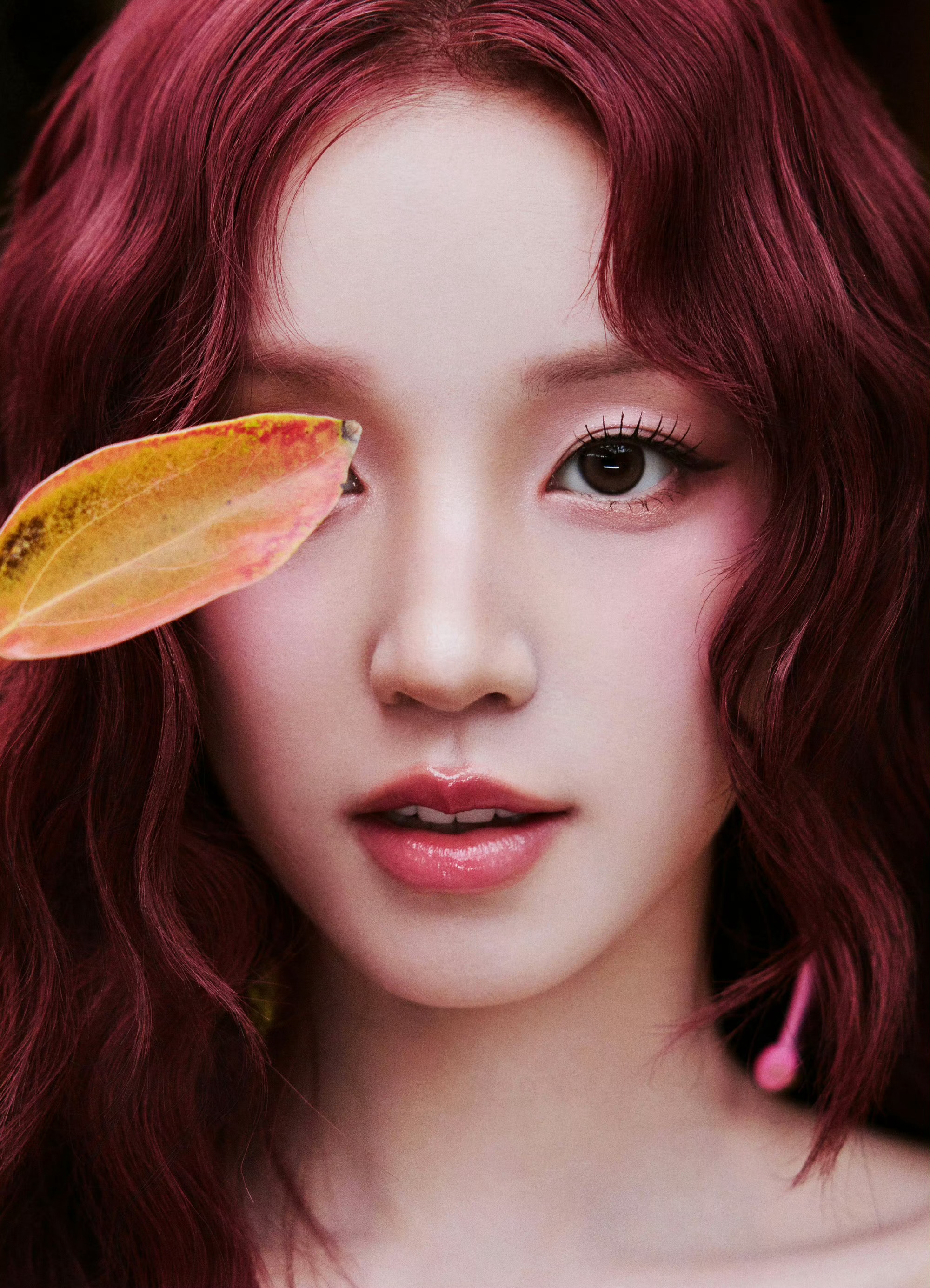 宋雨琦 in FENDI 📸🍂 景德镇活动造型图，身穿白色连衣裙，搭配明媚红