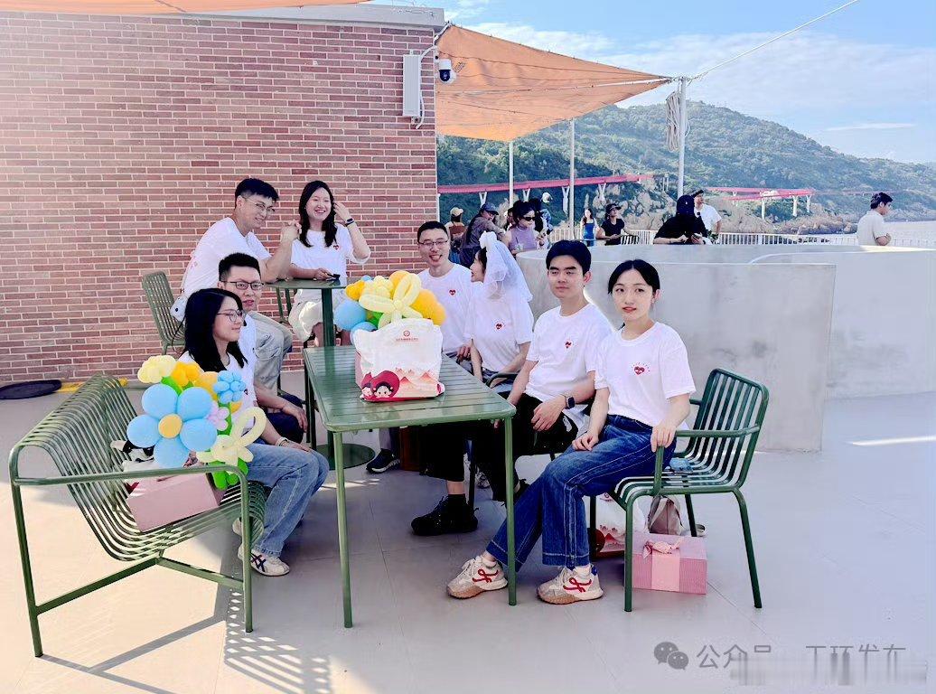 玉环这场低碳婚礼甜度超标玉环海岛骑行集体婚礼也太浪漫了！4对新人骑行走滨海绿道，