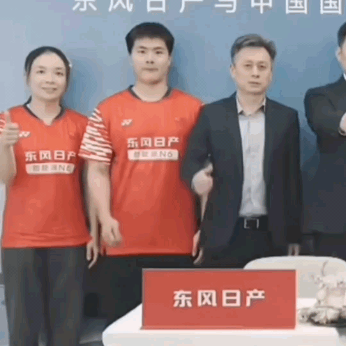 笨猪给你点赞，谁知道为什么点赞还要舔嘴巴？饿了？梁伟铿