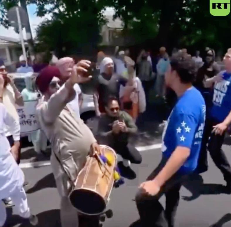 新西兰奥克兰街头直接上演对峙名场面，一群本地人对着正在办宗教游行的印度移民，跳起