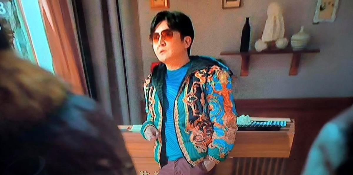 人穷到一定份上，反而不怕穷了，怕的是“跪”。
你看《漫长季节》里范伟那个老舅，还