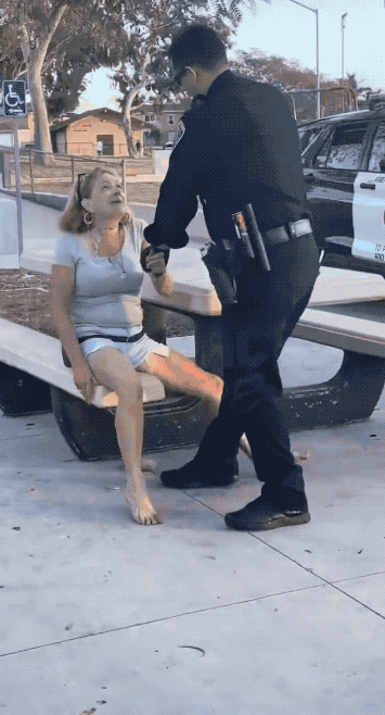 男警察抱摔疯女人：美国警察就是男女平等，不惯着小仙女！视频发生在美国圣迭戈市林达