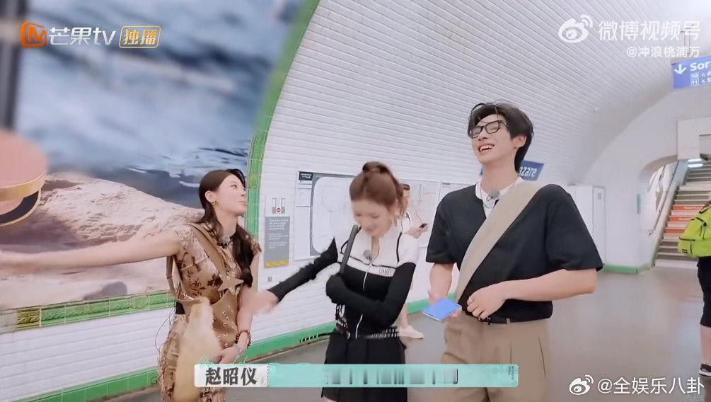 张予曦赵昭仪颜安各有各的笑料 三人地铁行欢乐无限，张予曦错认到站时间为线路号，赵