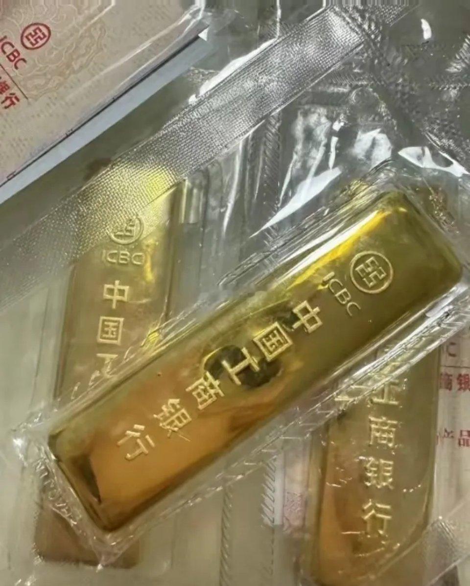 手里有黄金的人，这次真的要血压飙升了，昨天金价983，今天开盘直接跌破了968一