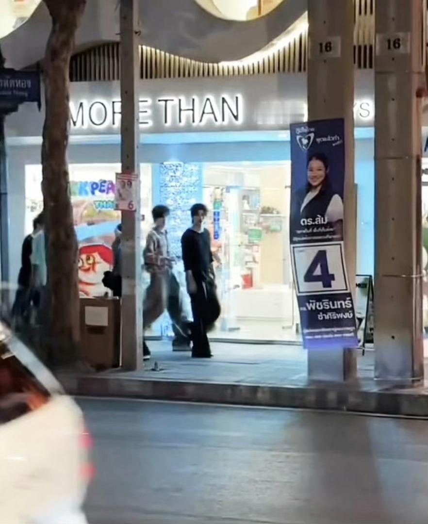 反刍街拍中，他俩还是太小众了，很少被除了ss以外的人街拍到，🇹🇭这个很自然地