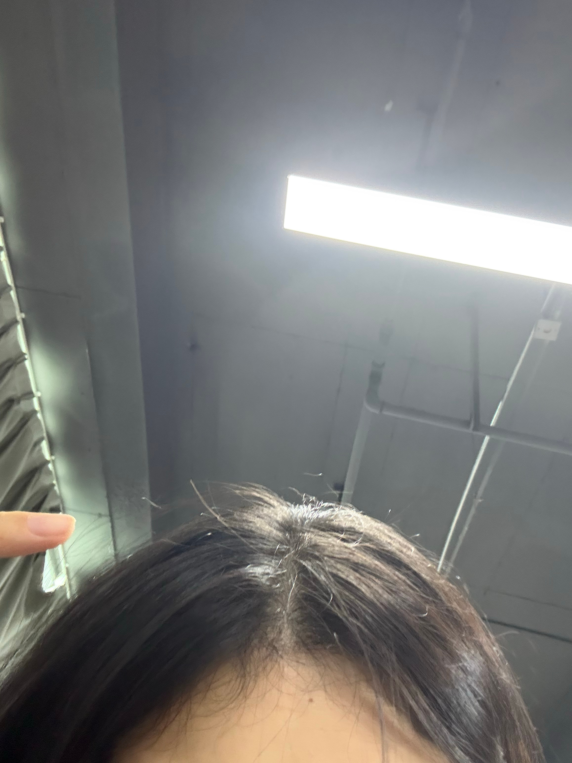 然后我从家里回公司的时候下大雨。我也没拿伞直接跑过去了我是真的没招了。南昌你咋这