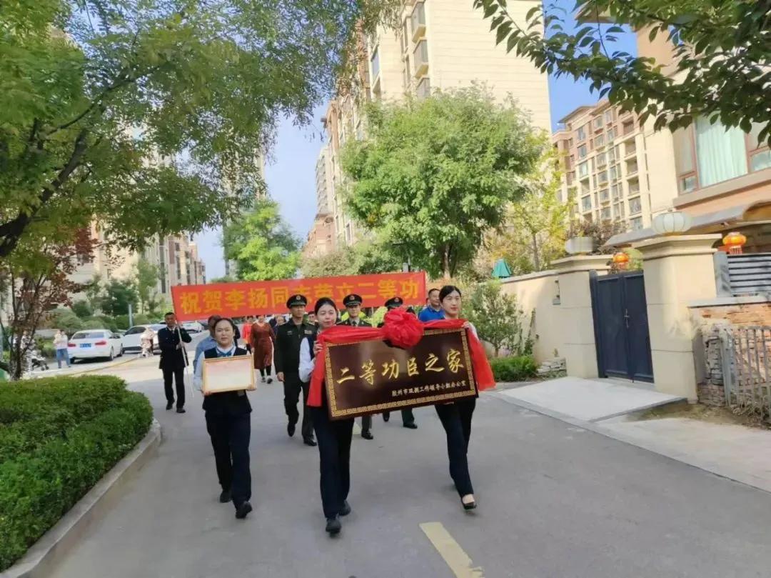 近日，青岛胶州市退役军人事务局联合人武部、大沽河管委会、立功官兵所在部队，共同走