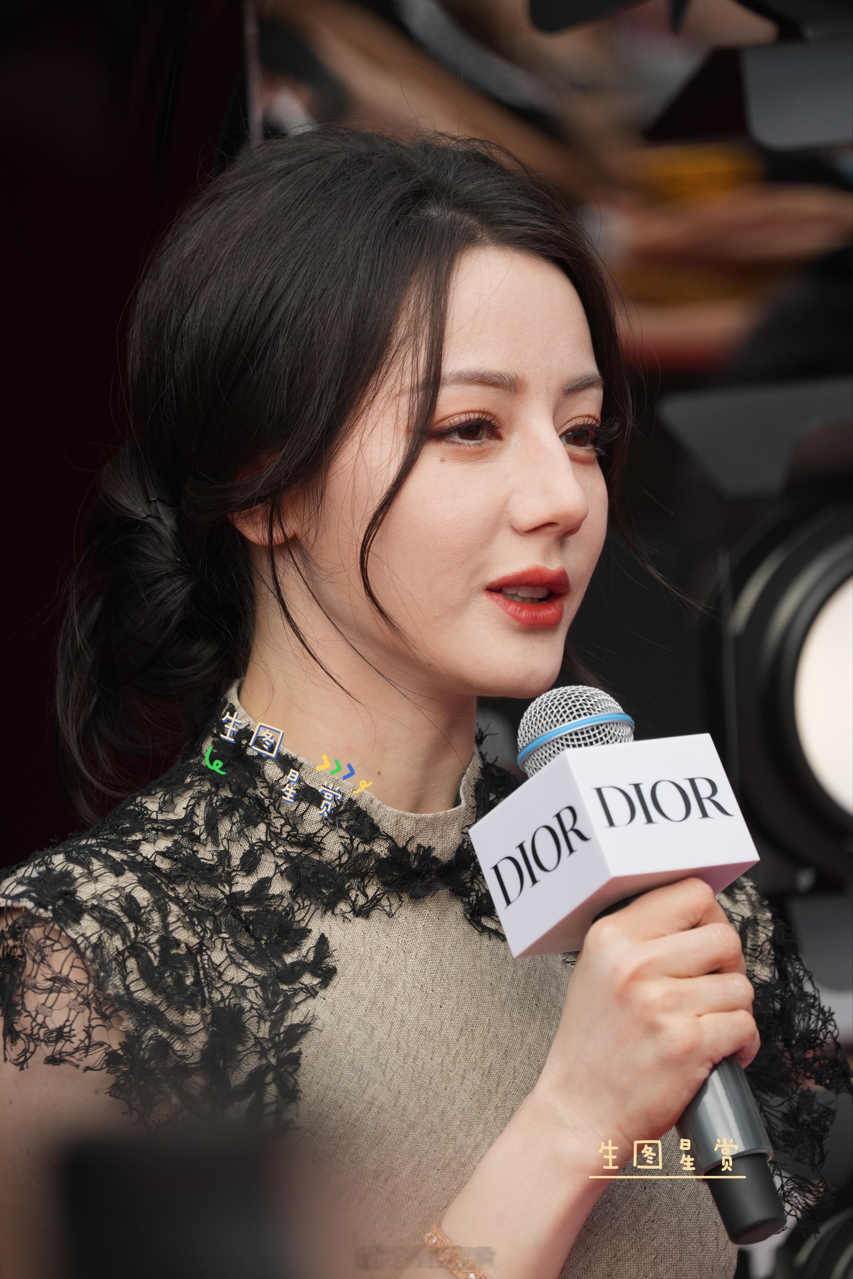 热巴现身三里屯Dior站台，新中式迪迪美到爆炸[期待][给你小心心]迪丽热巴[超