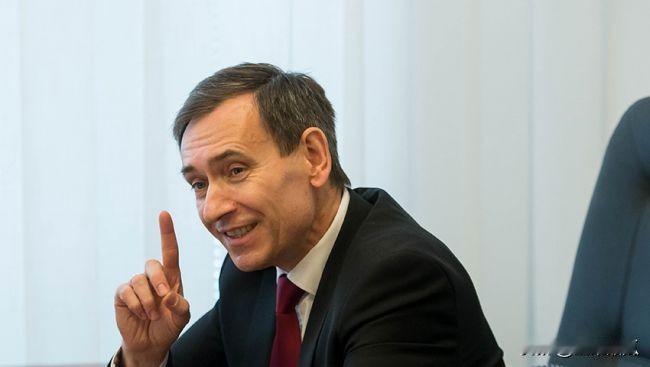 迷之自信， 乌克兰议员维尼斯拉夫斯基在接受采访时称，街面上征兵人员与民众冲突中，