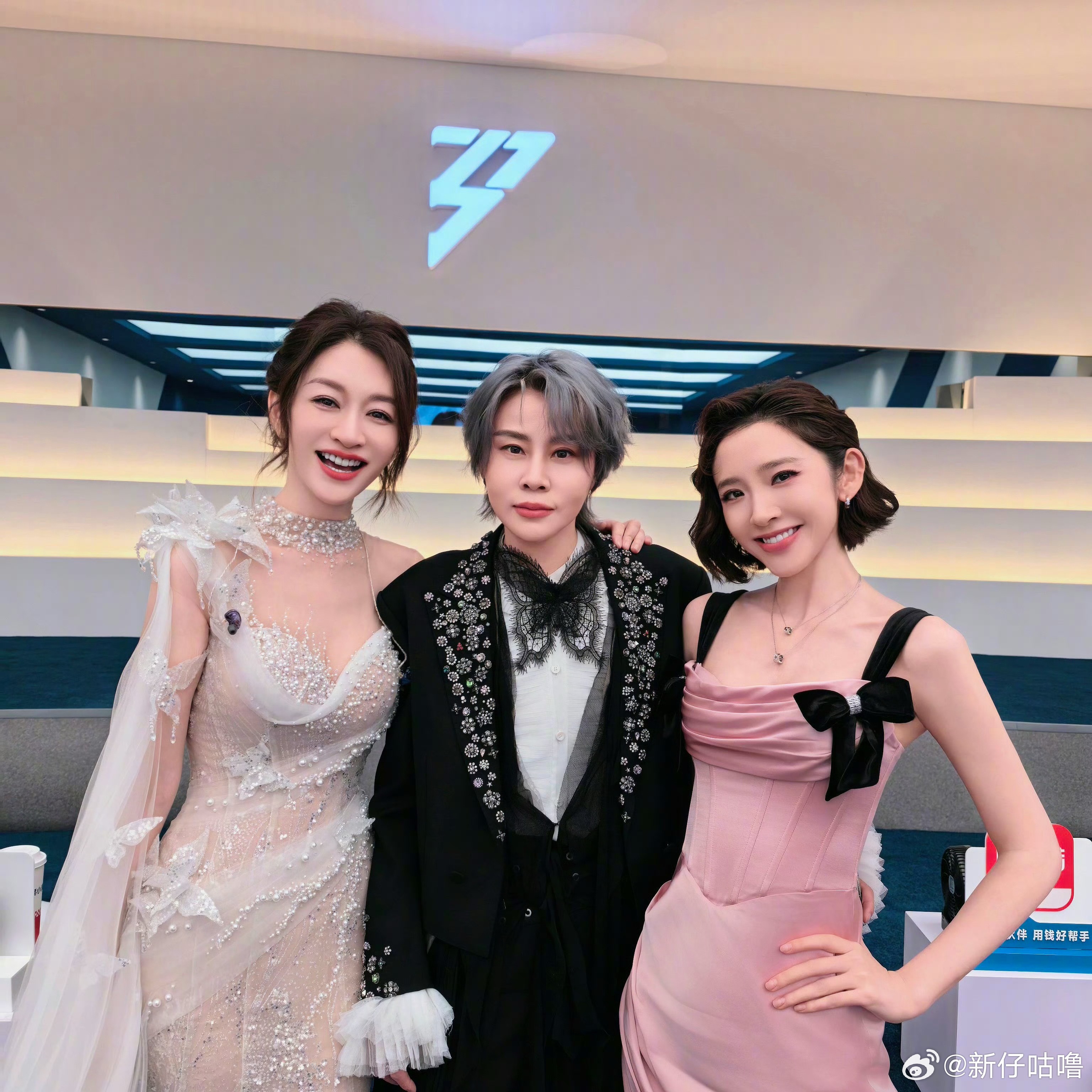 唐艺昕李小冉王濛继续一起笑一起闹她们仨，就是快乐本身！救命！谁能懂我看到唐艺昕、