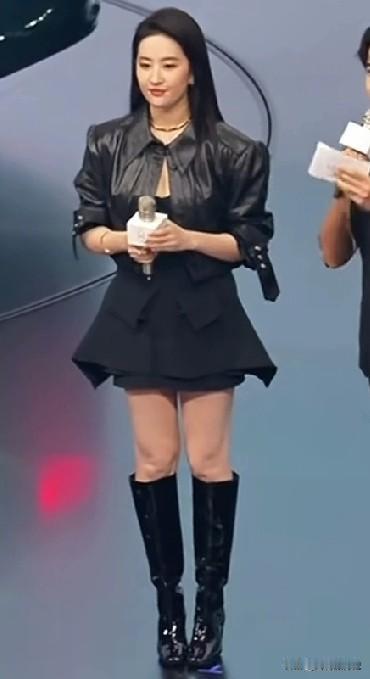 刘亦菲身高有一米七五吧，看着好高的样子。