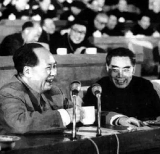 🙏请停留几秒，为伟人点个赞送朵花💐
《伟大的遵义会议精神映长空》
遵义的灯火