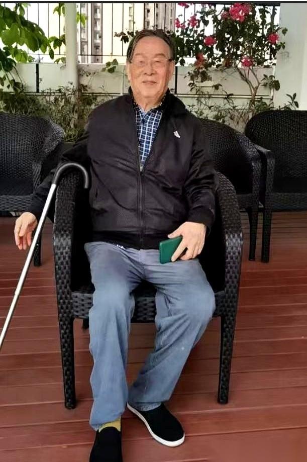 一张老照片，就跟个筛子似的。
00后的小孩划过去，眉头都不皱一下，手指一划就翻篇