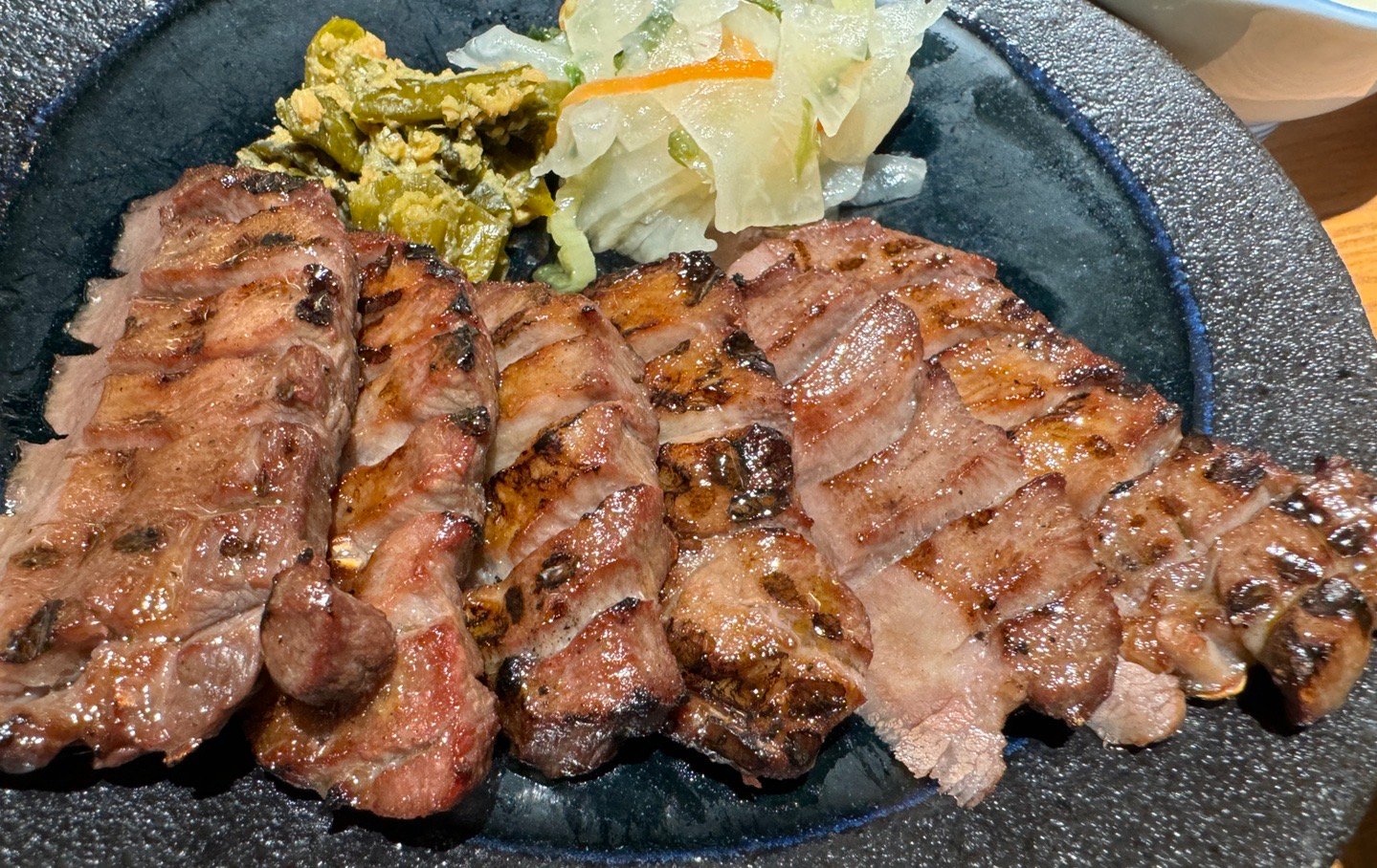 “战后日本，物资匮乏，美军在仙台驻扎后，对牛肉的需求量激增，但是老美不习惯吃各种