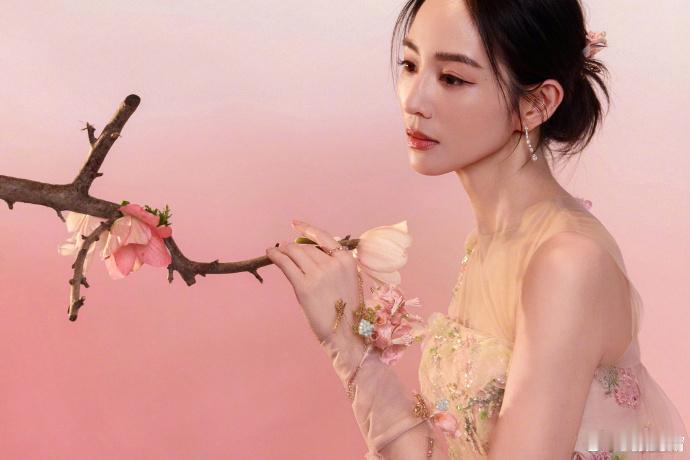 张钧甯春晚唱跳零帧起手 张钧甯春晚唱跳零帧起手简直就是看得我眼前一亮呀，这一次我