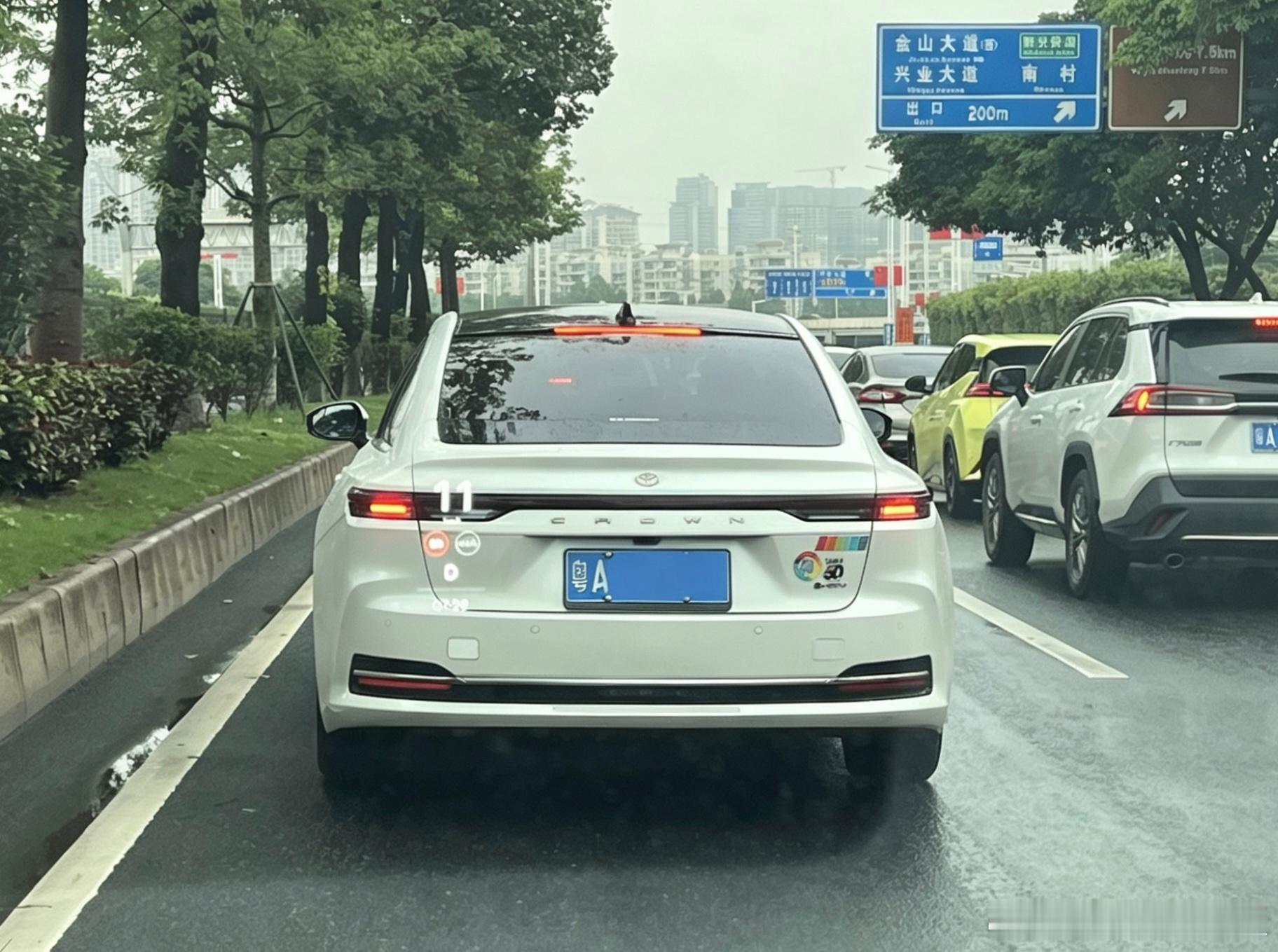 路上好少能见到皇冠Sedan，2.5L油混，纵置后驱布局，键盘值挺高，底盘也不错