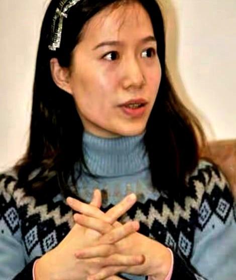 杨振宁离世后，49岁的翁帆穿着一双35元的帆布鞋，悄然搬离旧居，带走34箱沉重的