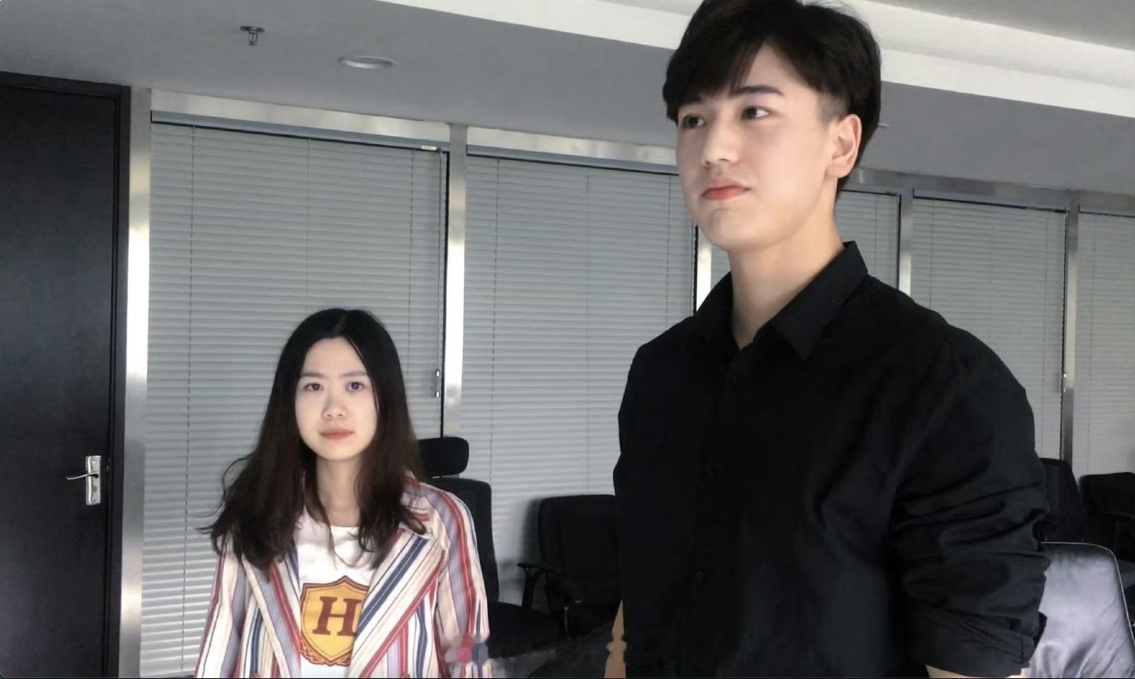 我当年面过张凌赫这真的是素人吗，感觉走到哪里都在发光 ​​​