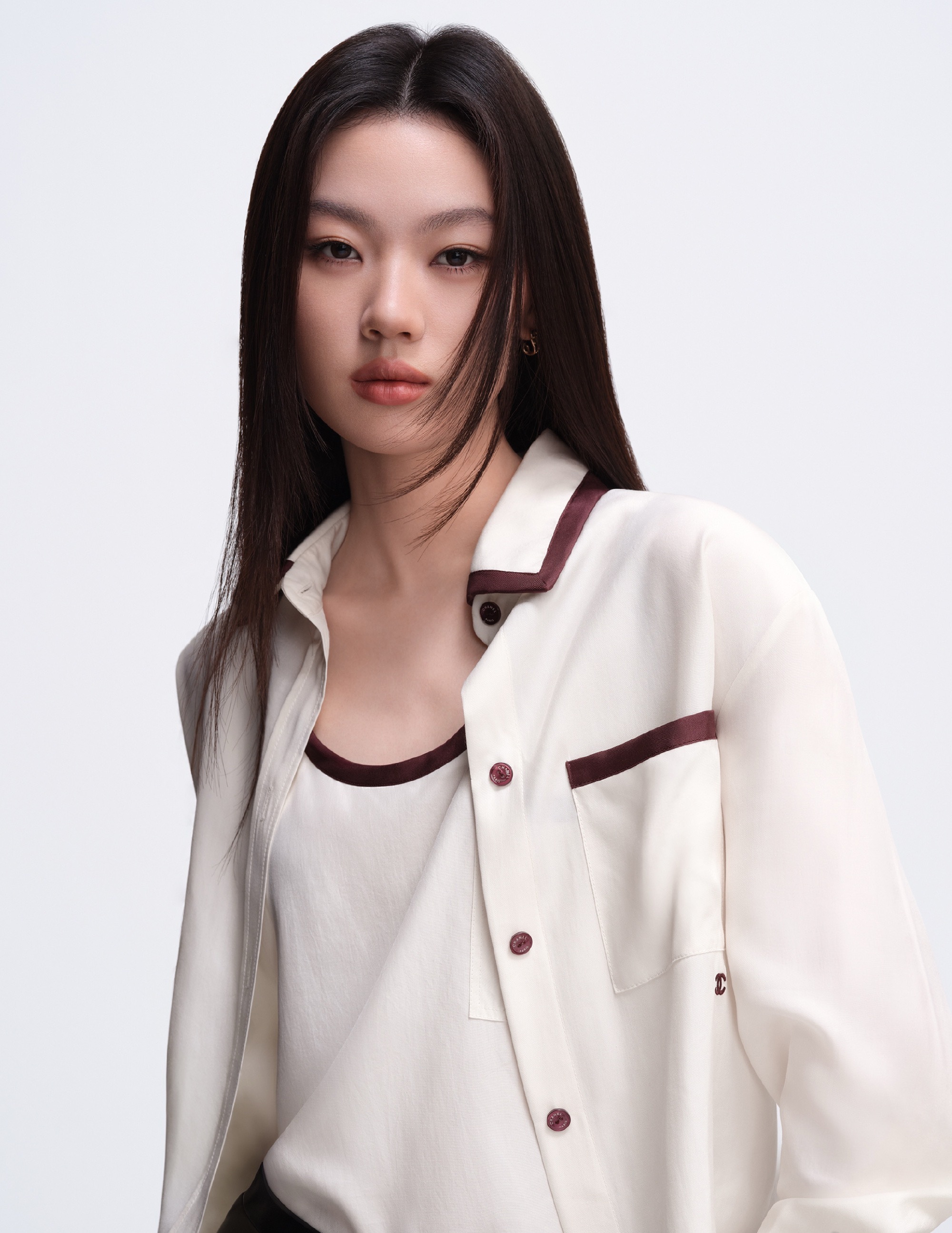 时尚要闻 香奈儿官宣歌手单依纯成为香奈儿品牌形象大使。 同时VogueMusic