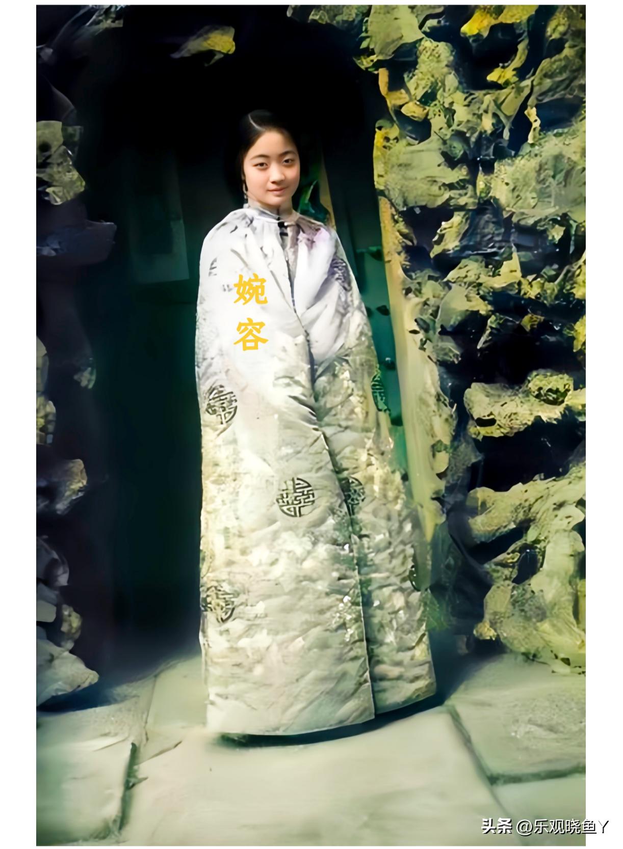 上世纪二十年代初期，身着棉斗篷站在御花园堆秀山前的末代皇后婉容。这可不是电视里的