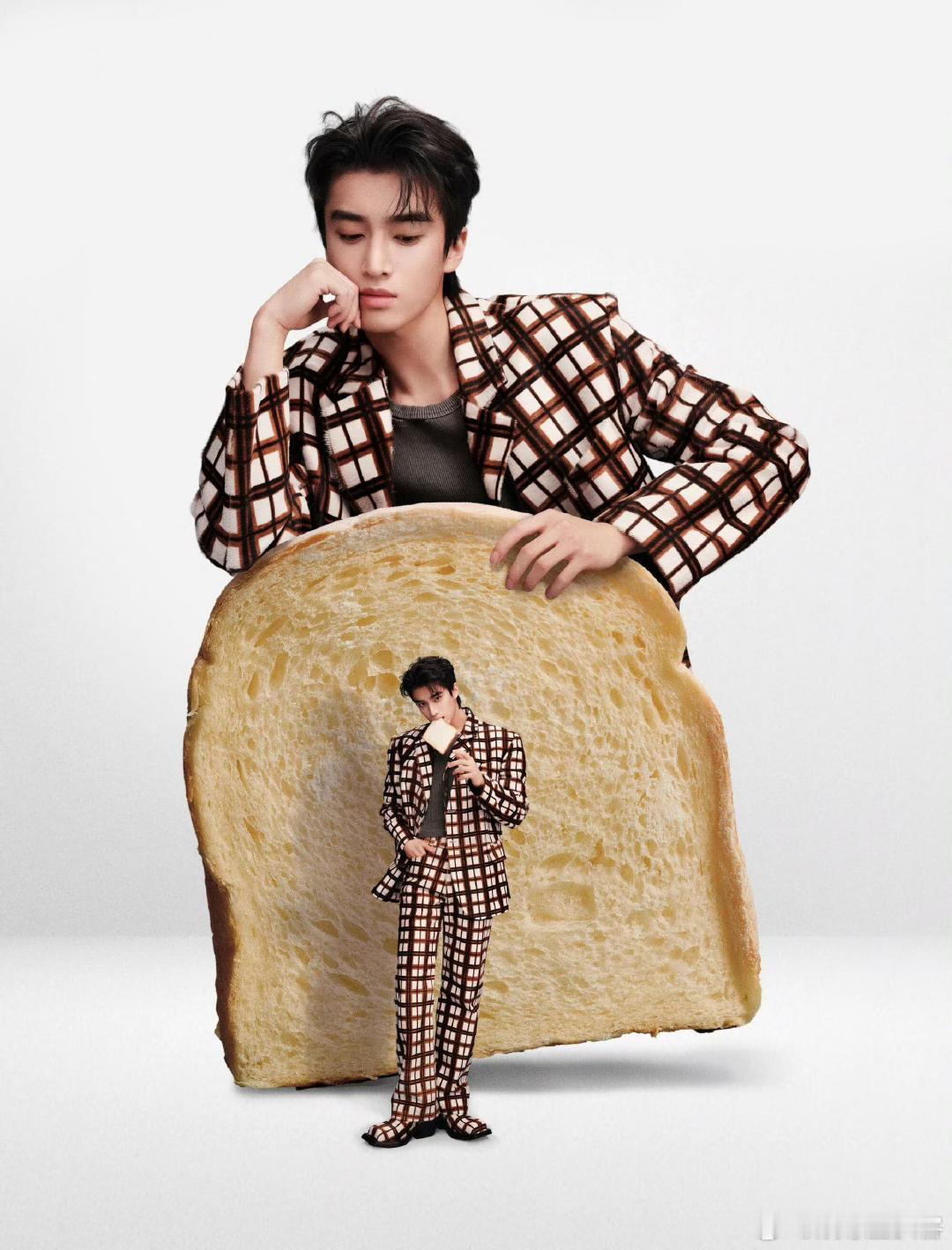 张康乐 感觉人中痒痒的 这波偶遇也太有画面感了吧！周也一个转头，帽沿精准“袭击”
