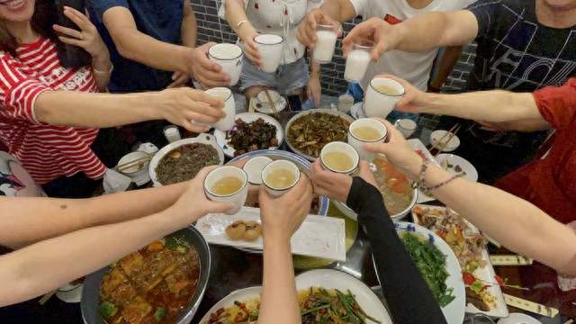 男子吃席豪饮不幸猝死，家属索赔百万，逞能后果不该旁人承担！